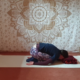 Marion übt Yin Yoga und übt die Kindposition. Das Gesäß ist auf demn Fersen, die Stirn liegt auf der Matte, gestützt durch eine gefaltete Decke.