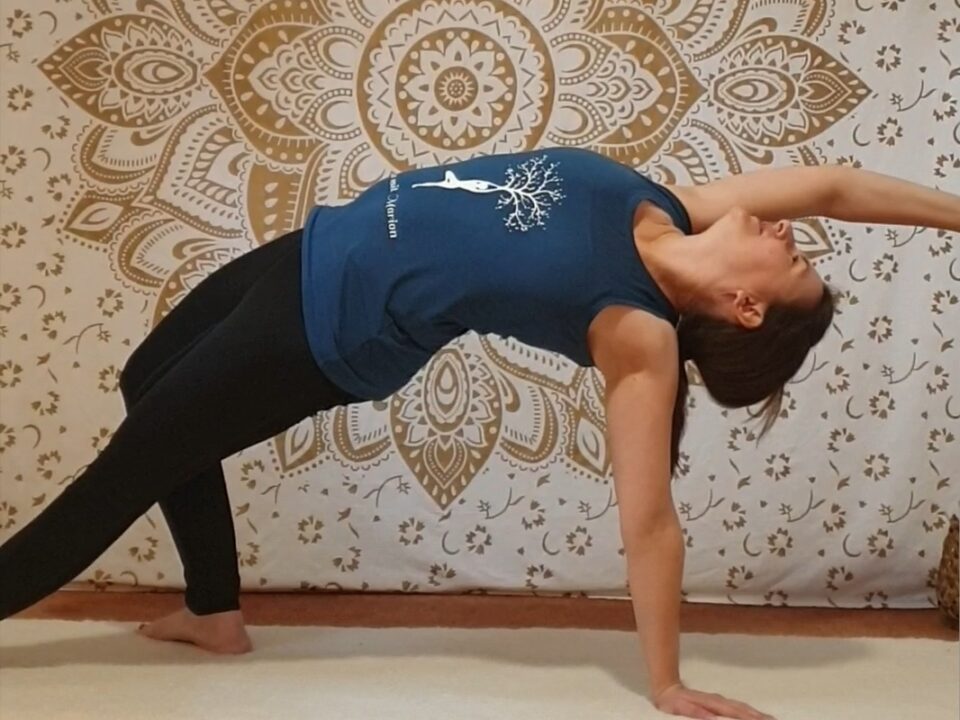 Marion übt die Yogaposition das Dreibein
